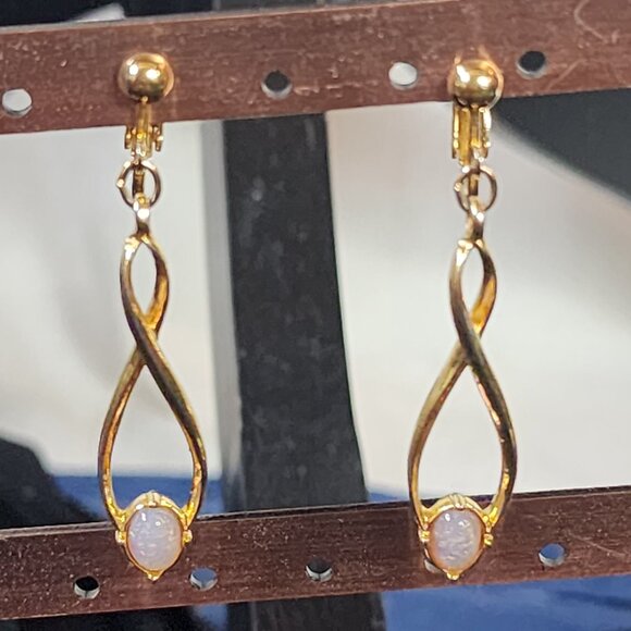 Avon Gold Tone Faux Opal Dangle Drop Figure Eight Vintage Magnet Clip On Earring - Picture 1 of 16